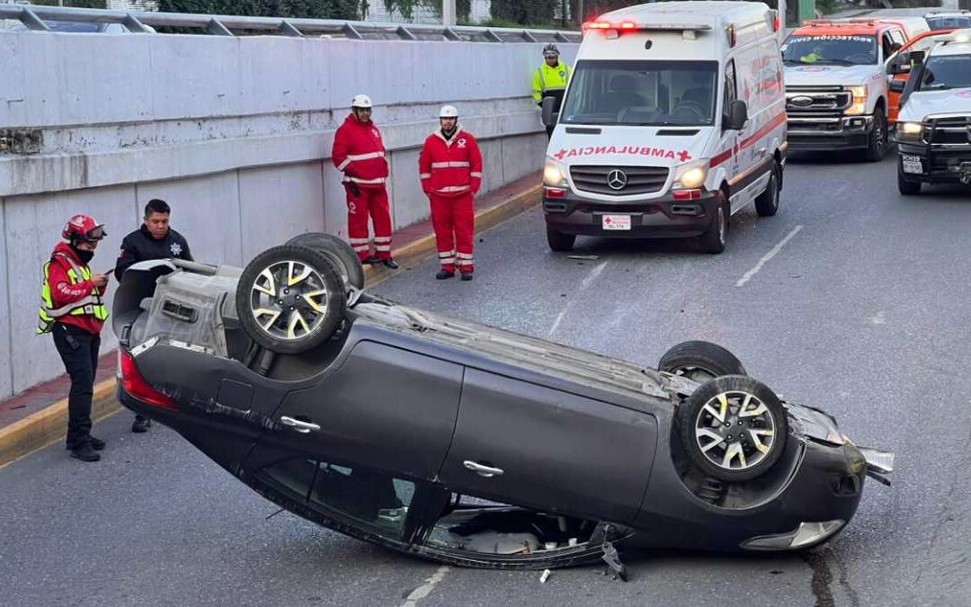 Volcadura vehicular en Avenida Garza Sada y Lázaro Cárdenas causa obstrucción vial en Monterrey