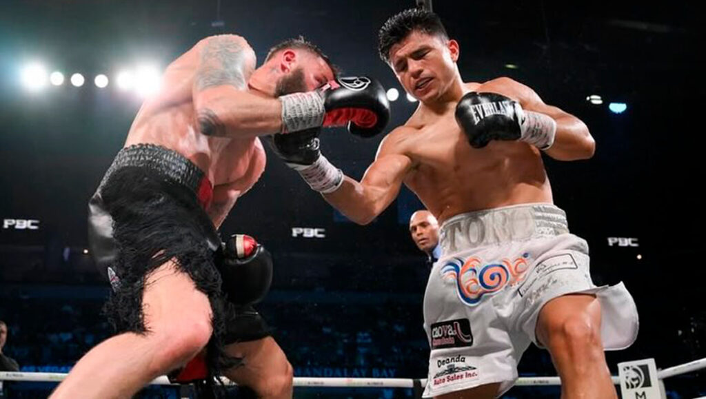 ¡El Toro Reséndiz se convierte en nuevo campeón al obtener el cinturón de Canelo Álvarez!