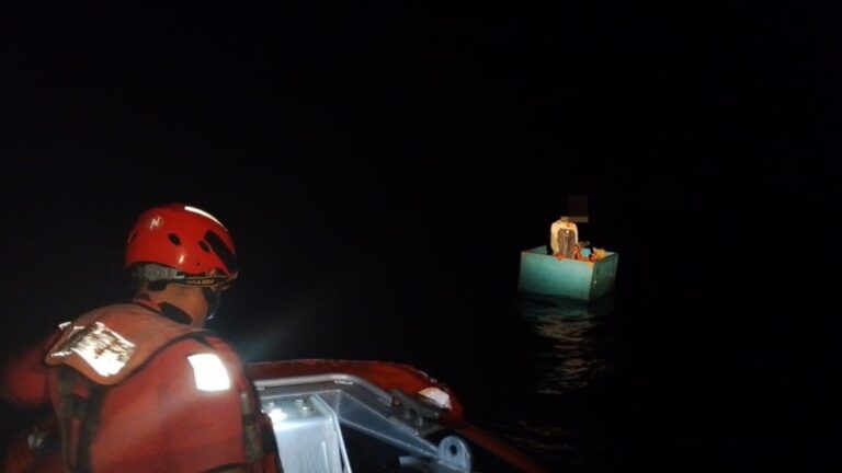 Marina Rescata a Tres Náufragos Frente a Chiapas en una Embarcación Pesquera