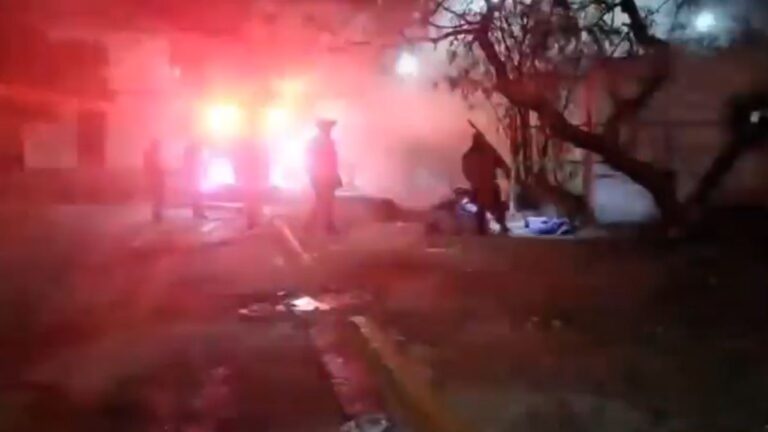 Incendio en Monterrey: Tienda de Abarrotes Consumida y Cuerpos de Rescate Movilizados
