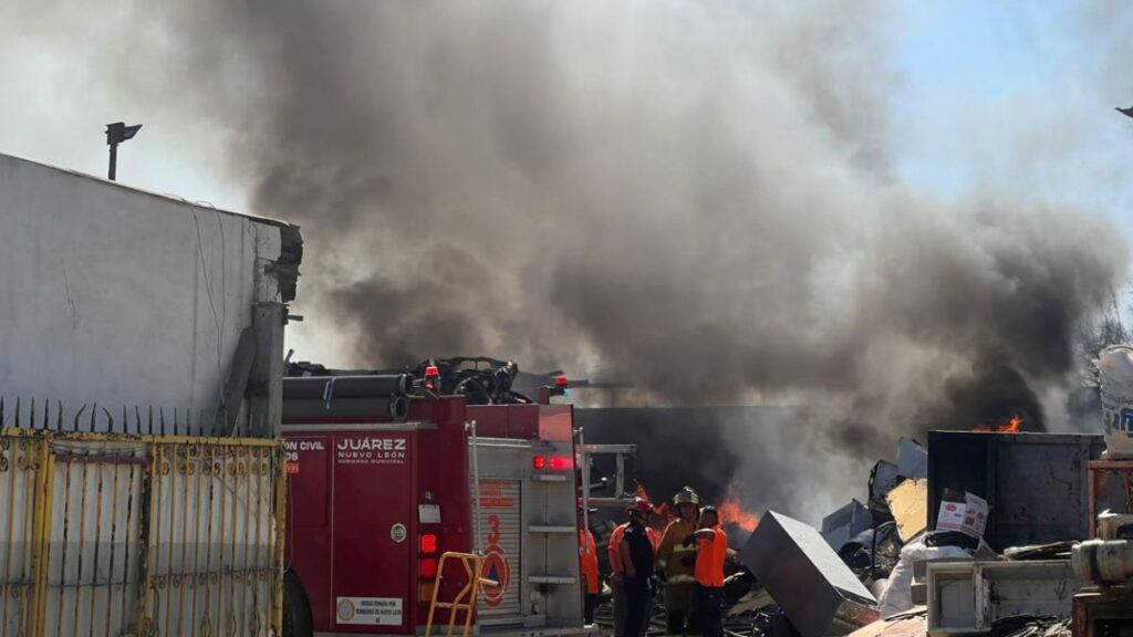 Incendio en Juárez, Nuevo León: Cuerpos de Rescate Actúan en Empresa Recicladora