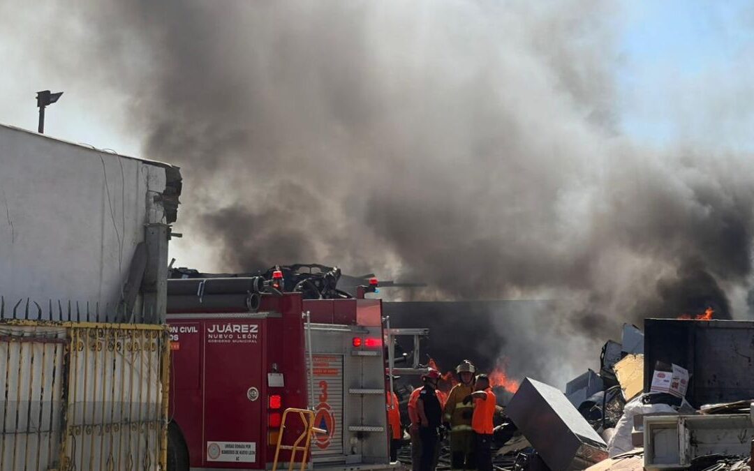 Incendio en Juárez, Nuevo León: Cuerpos de Rescate Actúan en Empresa Recicladora