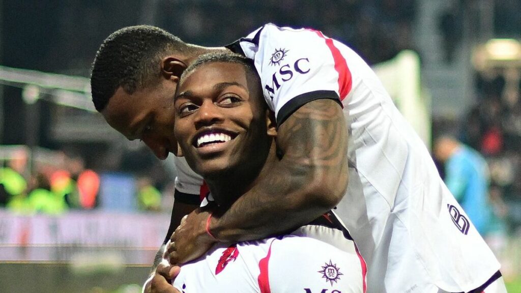 El Milan triunfa sobre el Cagliari y asume el liderazgo; debut del sustituto de Santi Giménez