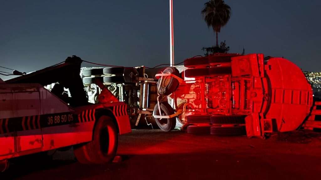 Accidente en la carretera a Chapala: Pipa volcada cerca del Aeropuerto de Guadalajara
