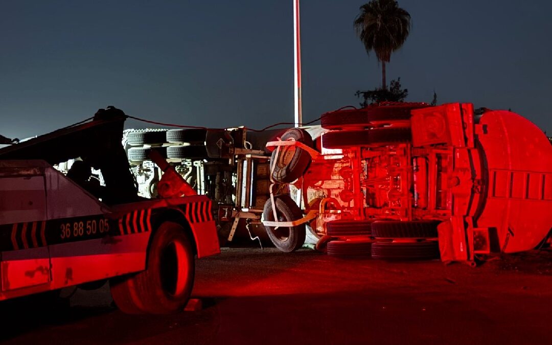 Accidente en la carretera a Chapala: Pipa volcada cerca del Aeropuerto de Guadalajara