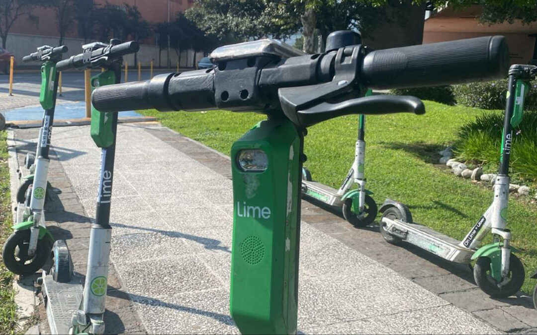 Scooters Eléctricos se Expanden en la Zona Tec de Monterrey Sin Regulación Efectiva