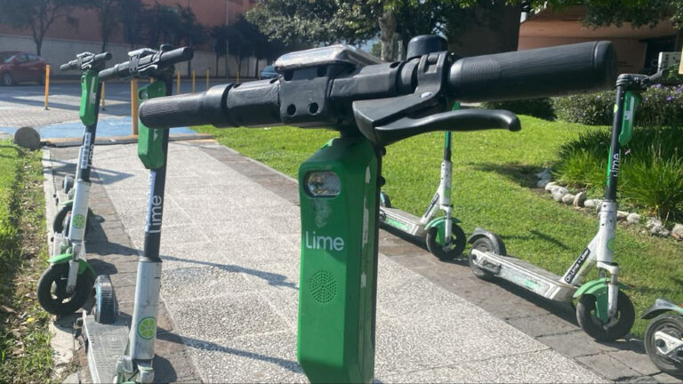 Scooters Eléctricos se Expanden en la Zona Tec de Monterrey Sin Regulación Efectiva