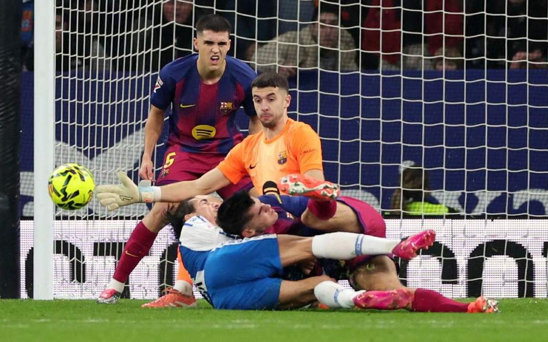 Polémica jugada de Joan García en el partido Espanyol vs Barcelona: Todo lo que necesitas saber