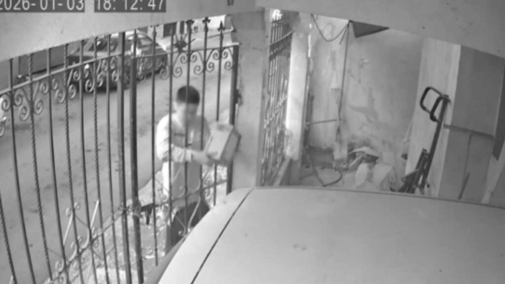 Robo de Paquete en Monterrey: Joven Captado Robando un Paquete de Amazon en la Colonia Moderna | VIDEO
