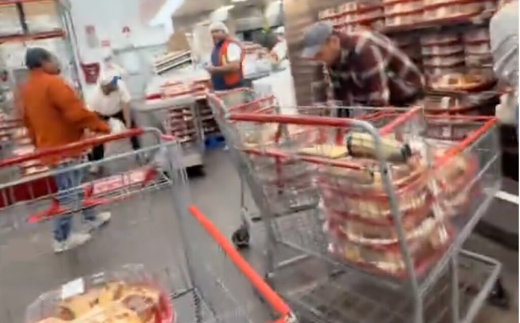 ¡La Locura de Compras Comienza! Primeros Compradores Compulsivos de Roscas en Costco Guadalajara