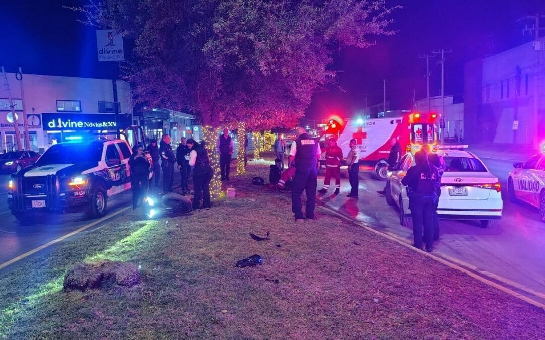 Accidente de motociclista en el retorno de dos carriles en Independencia y Comonfort