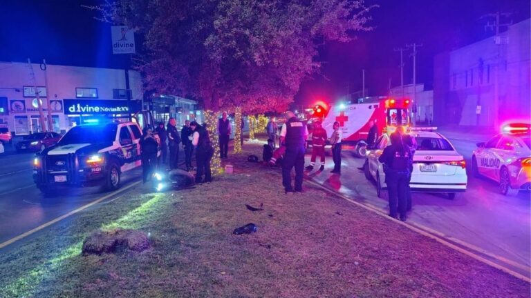 Accidente de motociclista en el retorno de dos carriles en Independencia y Comonfort