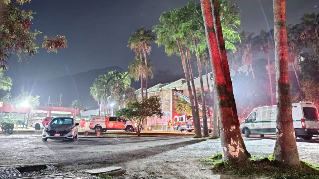 Joven provoca movilización en Monterrey tras escalar edificio de la clínica IMSS