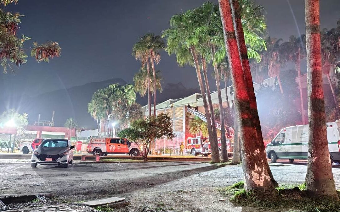 Joven provoca movilización en Monterrey tras escalar edificio de la clínica IMSS