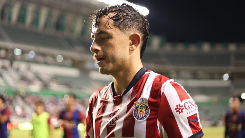 Chivas Anuncia Oficialmente la Salida de Alan Mozo: Así Se Despidieron del Jugador