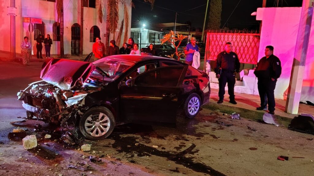 Accidente en Torreón: Joven Causa Accidente y Derriba Barda de Vivienda