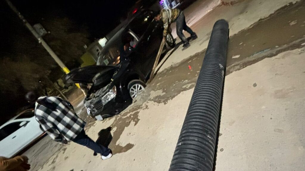 Accidente de Camioneta en Torreón: La Zanja de SIMAS en Las Carolinas Causa Peligro