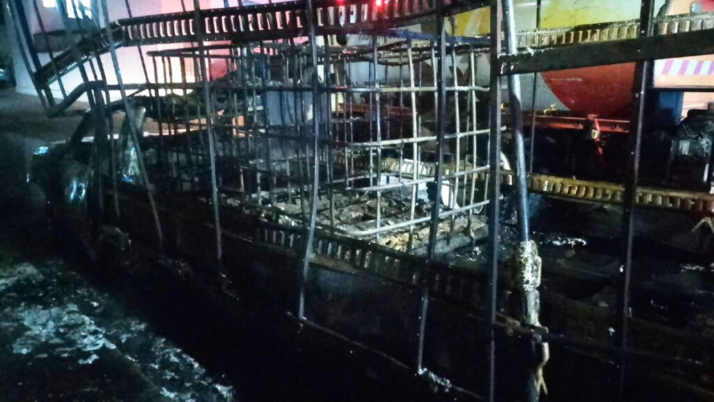 Incendio en Tlajomulco: Consumida Camioneta Cargada de Solventes en Vía Pública