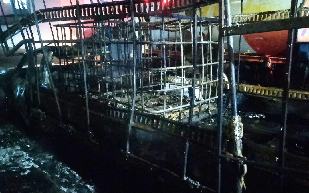 Incendio en Tlajomulco: Consumida Camioneta Cargada de Solventes en Vía Pública