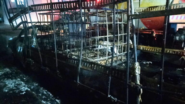 Incendio en Tlajomulco: Consumida Camioneta Cargada de Solventes en Vía Pública