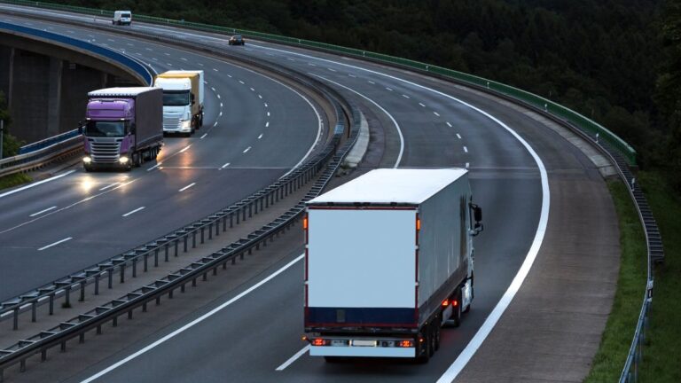 Accidente en la I-80: Un conductor prófugo tras tirar carga masiva sobre la autopista