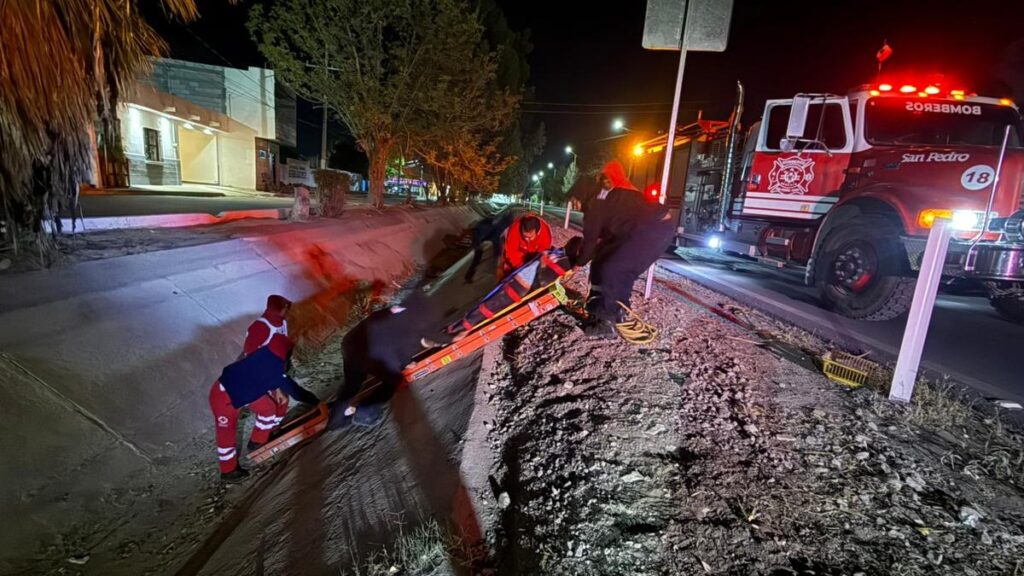 Motociclista Herido al Caer en un Canal de Riego en San Pedro: Rescate en Camilla