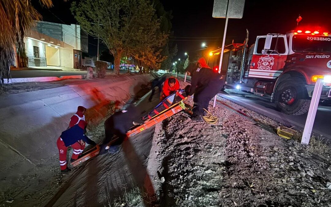 Motociclista Herido al Caer en un Canal de Riego en San Pedro: Rescate en Camilla