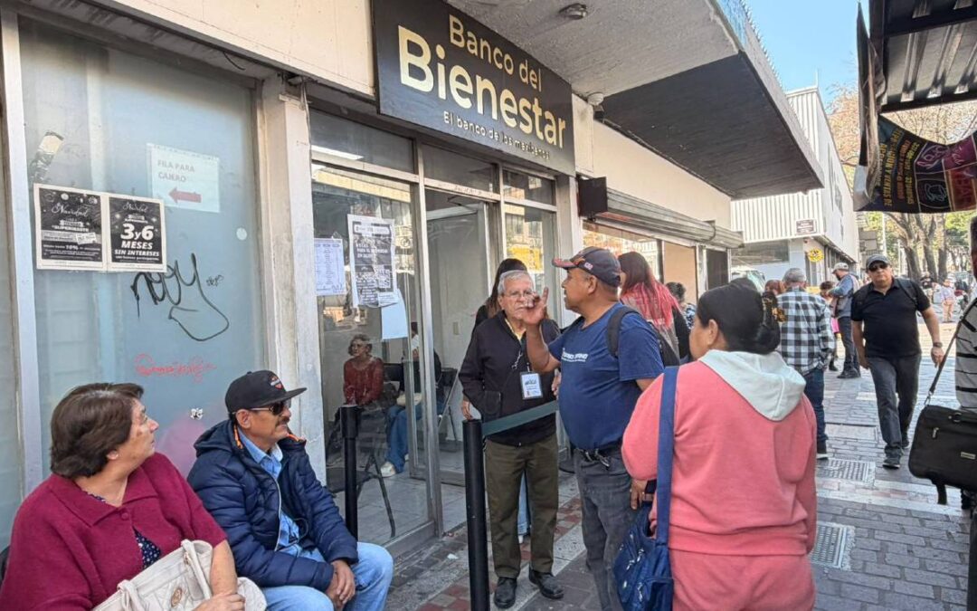 Pensión del Bienestar: Así se encuentra la fila en el banco de avenida Juárez en Guadalajara