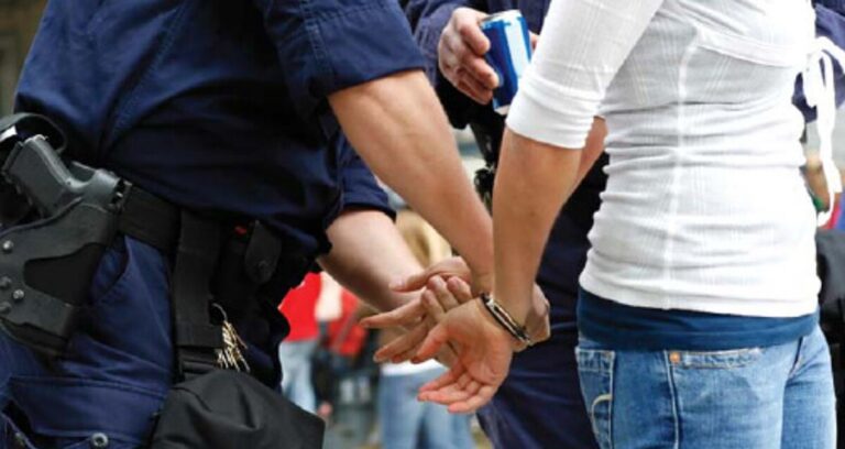 Detención de empleada por extorsión y desfalco de 45 millones de pesos en Michoacán