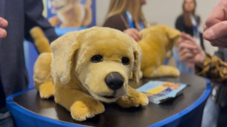 Tombot Jennie: El innovador perrito robótico que responde al tacto humano