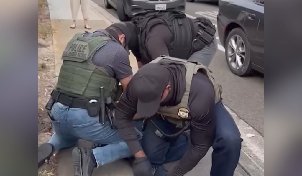 California Prohíbe a Agentes Policiales Ocultar su Identidad Durante Operativos