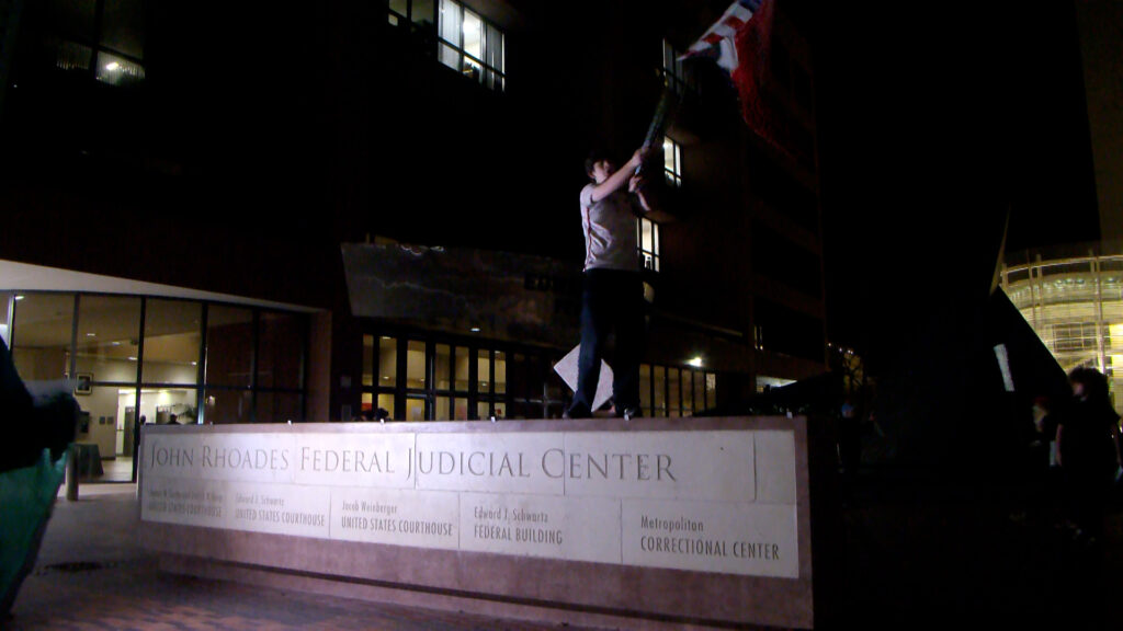 Protesta en San Diego Exige Justicia Tras la Muerte de Renee Nicole Good