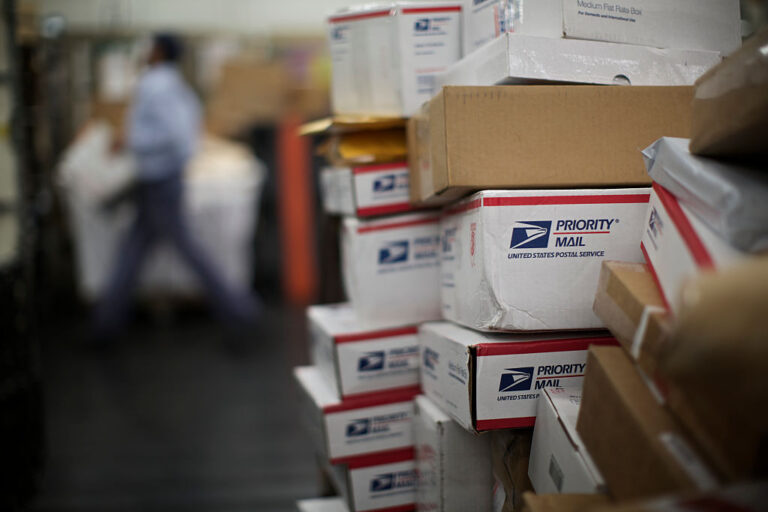 Más de 700 Despidos en Aurora por el Cierre del Centro Postal del USPS