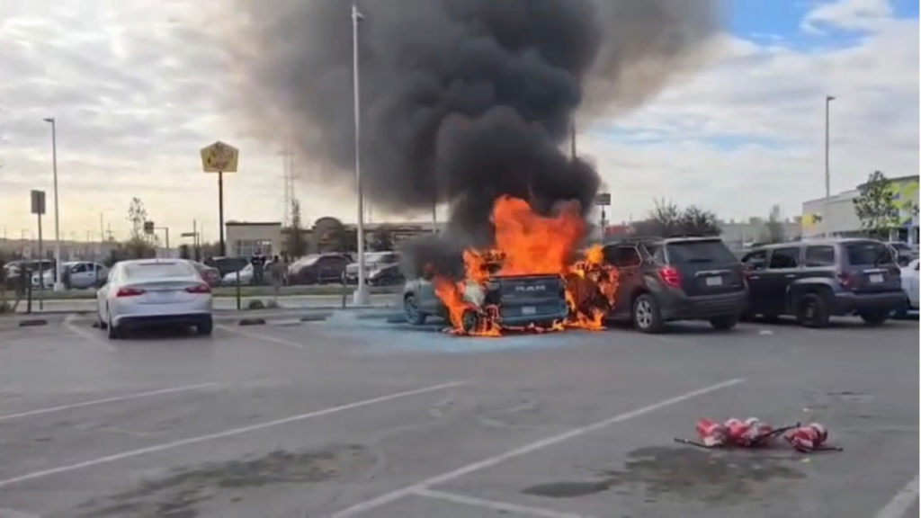 Incendio de camionetas en Plaza Las Torres de Ciudad Juárez por falla mecánica