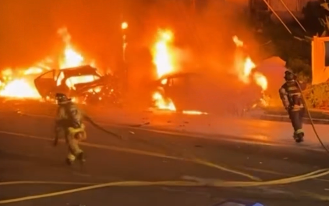 Choque múltiple en San Diego deja autos en llamas y moviliza a bomberos