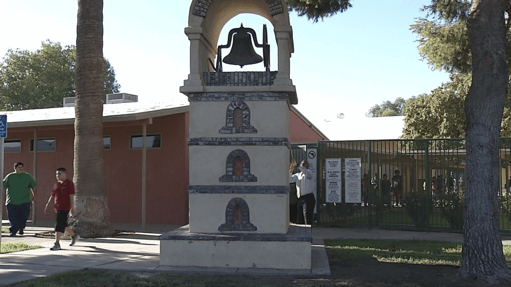 Moho Negro en Escuela Primaria John Kelly: Demandas Contra el Distrito Escolar de Thermal