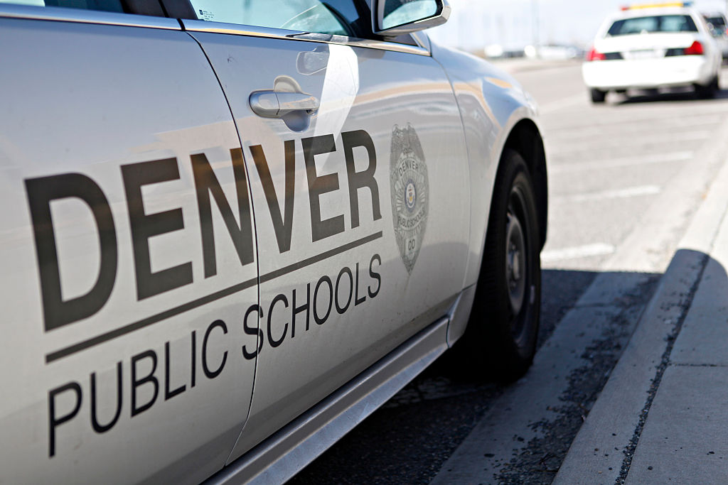 La matrícula escolar en Colorado cae drásticamente, pero la graduación alcanza cifras históricas