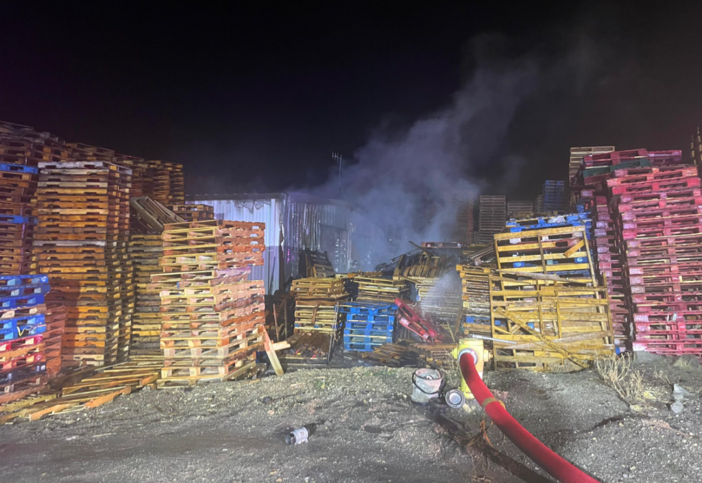 Bomberos contienen fuego masivo en patio de palés