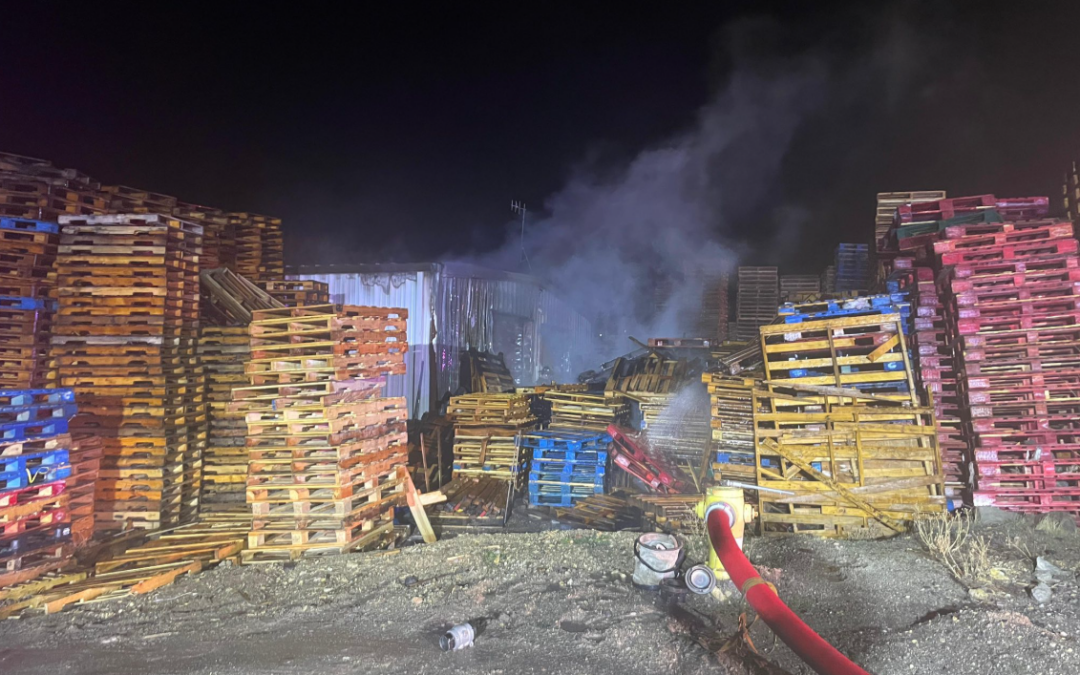 Bomberos contienen fuego masivo en patio de palés