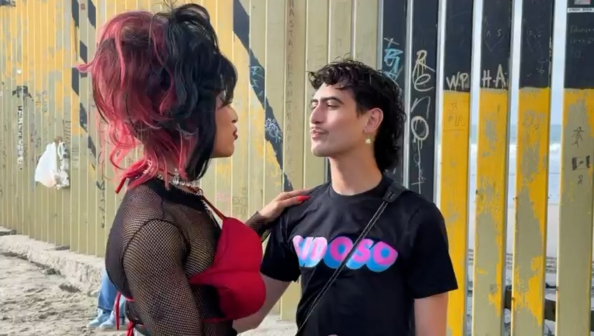 Besotón Fronterizo en Tijuana: Un Poderoso Mensaje de Amor en el Día Mundial de la Lucha contra el SIDA