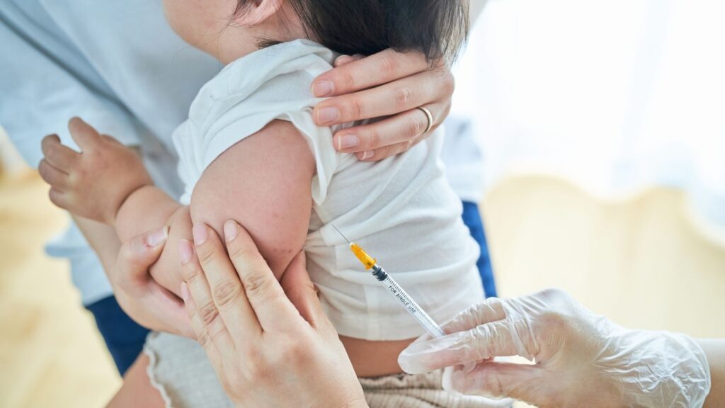 Un pediatra revisa el esquema de vacunación infantil mientras especialistas advierten sobre los riesgos de la desinformación en salud.