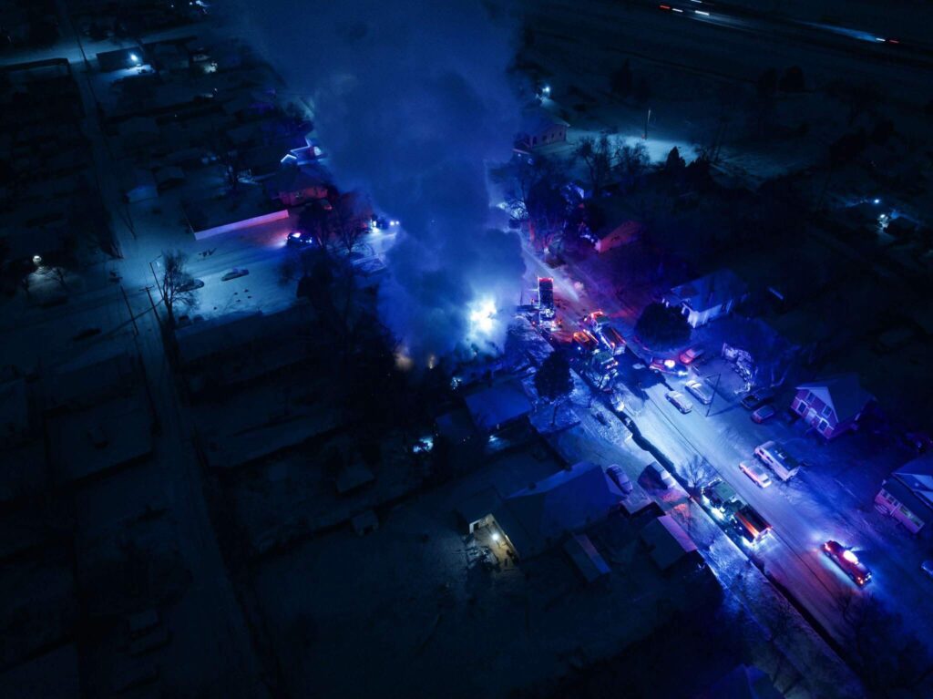 Incendios Estructurales en Pueblo: Bomberos en Acción Bajo Condiciones Congelantes