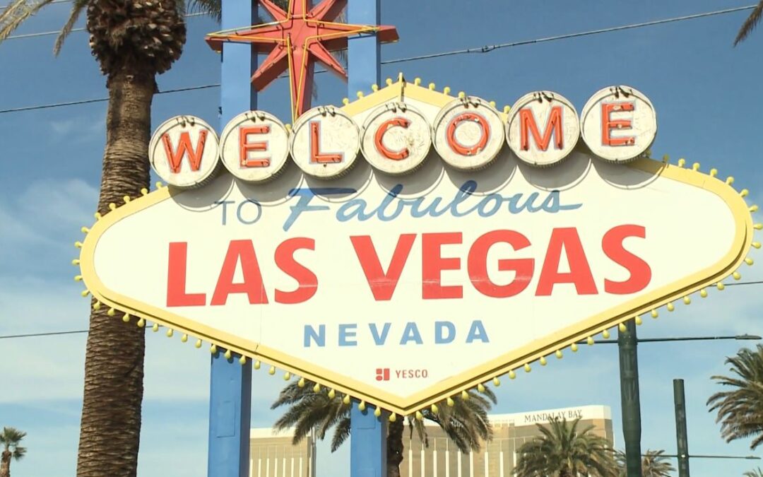 Las Vegas ilumina su letrero en amarillo para la Conmemoración del Holocausto