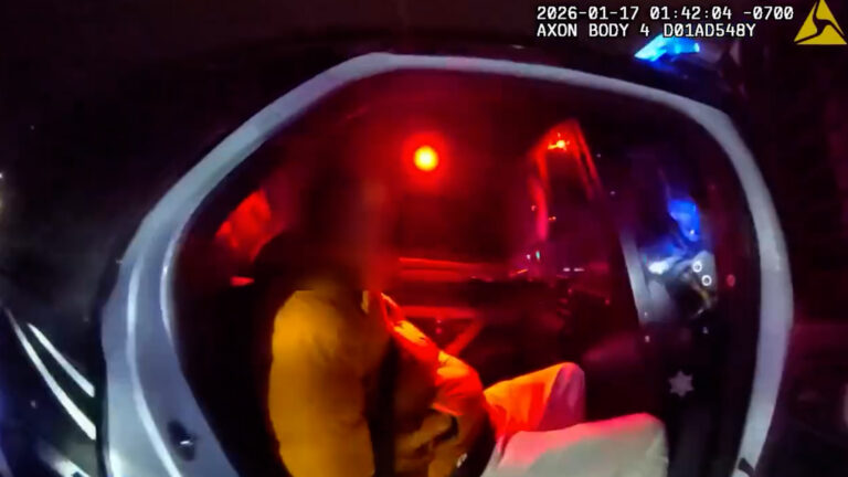 Arresto en Lone Tree: Conductor Ignora Señales y Lleva Armas y Drogas