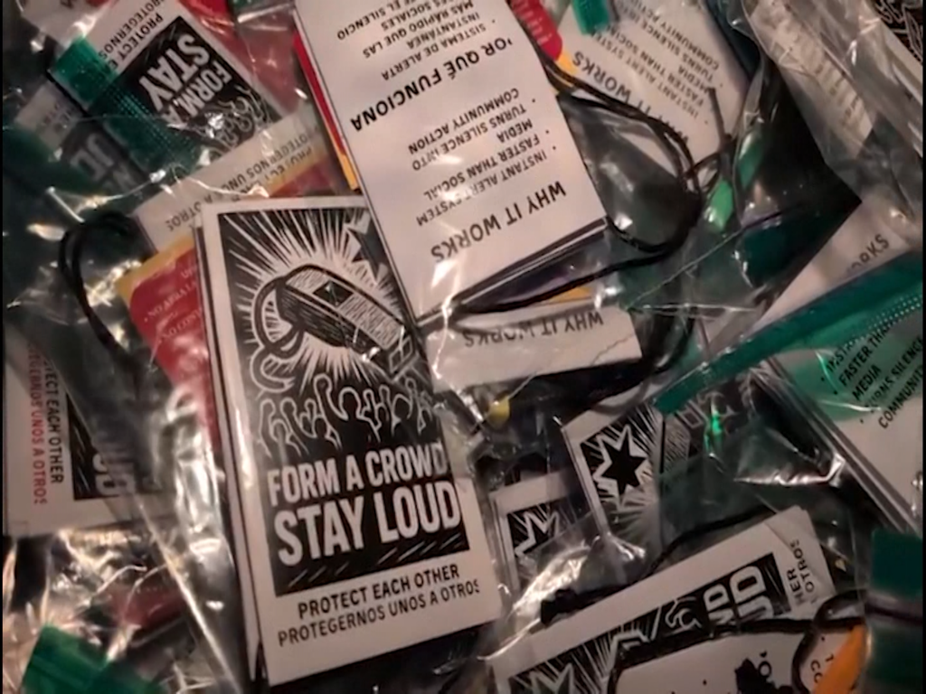 Whistle Mania: Comunidades de la Costa Central Lanzan Campaña para Alertar sobre la Presencia de ICE