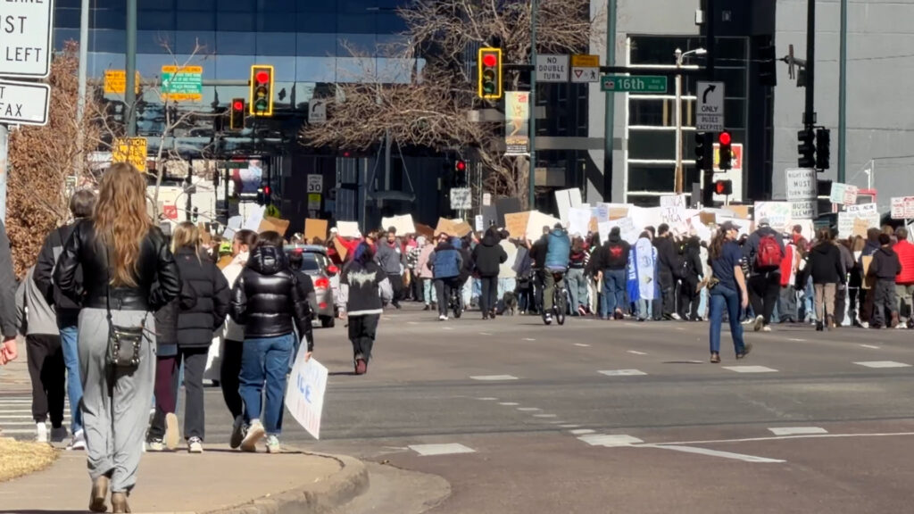 Protestas ICE en Denver: Miles Se Unen Contra las Políticas de Inmigración