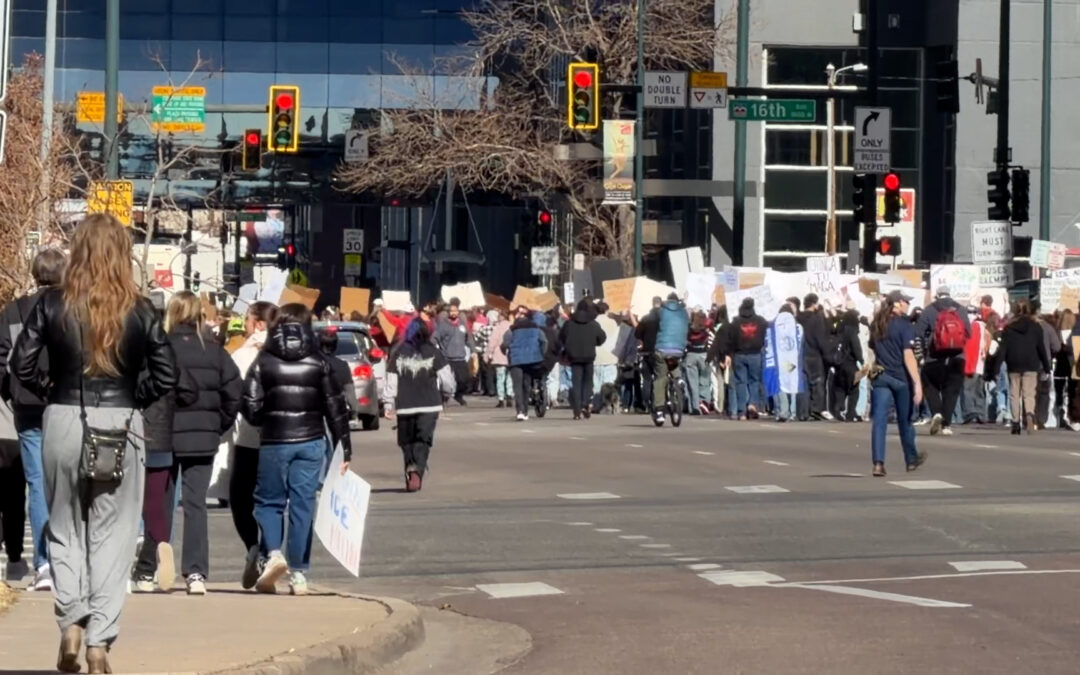 Protestas ICE en Denver: Miles Se Unen Contra las Políticas de Inmigración