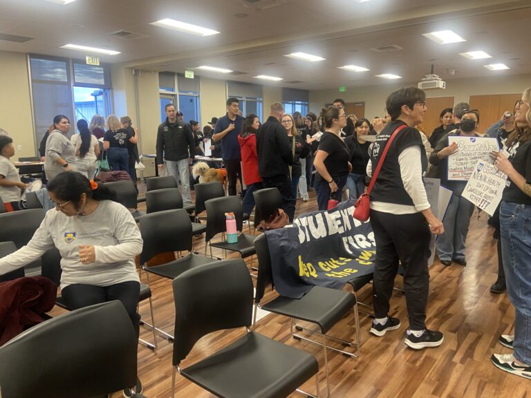 Empleados del Distrito Escolar del Valle de Pájaro Exigen Reposición de Puestos Tras Recortes Presupuestarios