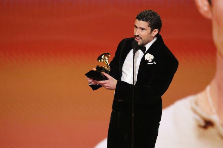 Bad Bunny Llama a Decir ‘¡Fuera ICE!’ en los Premios Grammy y Defiende a los Inmigrantes