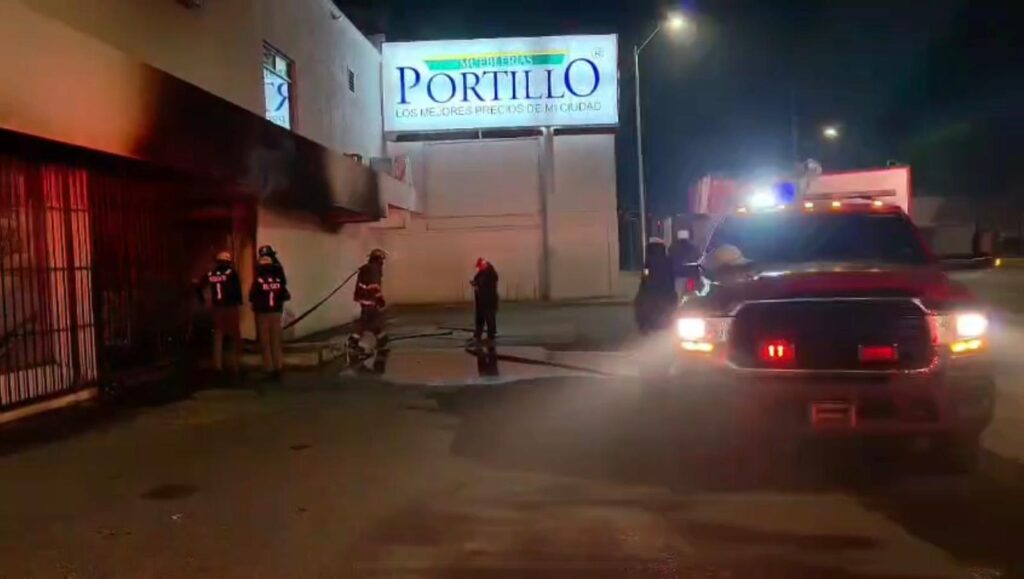 Incendio en Mueblería Portillo en Ciudad Juárez: Bomberos Controlan la Situación